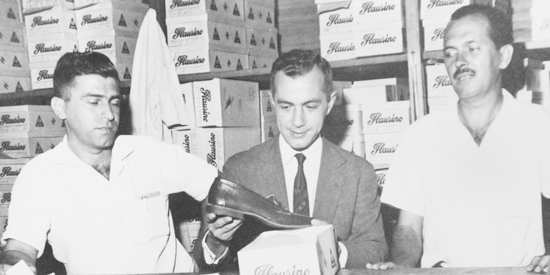 Esta foto veio do nosso leitor e amigo Marquinhos Flausino. Foi lá pelo começo dos anos 1970, quando Laudo Natel era o governador de São Paulo. Visitando Franca, passou pela fábrica, foi recebido pelos irmãos Delcides e Júlio Flausino, escolhendo um model