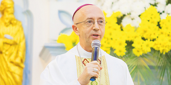  Quem muda de idade neste domingo, 9 de abril, é o querido Bispo Diocesano, D. Paulo Roberto Beloto, que completa 60 anos. D. Paulo nasceu em Adamantina (SP), filho do sr. Guaristo Beloto(já falecido) e dona Benedita Benate Beloto. Em dezembro próximo com