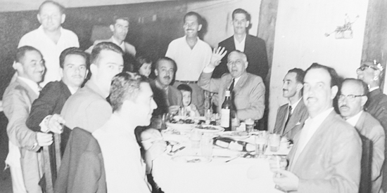 Esta foto veio através do nosso amigo Marquinhos Flauzino. Era uma daquelas festas concorridas de antigamente, calculando que tenha sido no começo dos anos 60. Sentados, da esquerda para a direita, alguns dos que foram identificados: Ivon Barbosa, Luís Ca