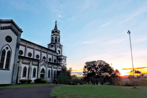 Pôr do sol visto do alto ao lado do mosteiro de Claraval (MG). 