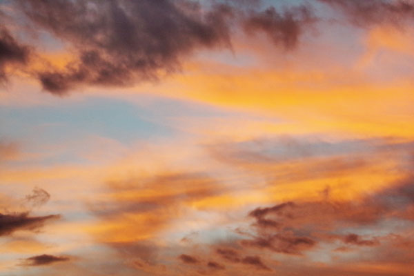 O céu é pintado de laranja ao entardecer
