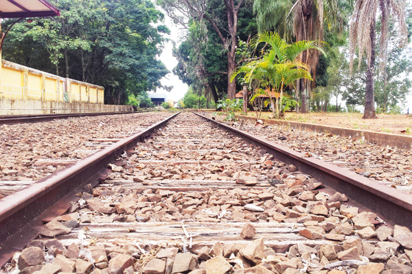 O trem já não passa por estes trilhos há anos, mas a lembrança continua lá na região de Pedregulho.