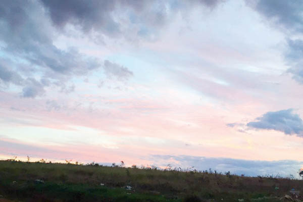 O céu se pinta de laranja para se despedir do dia.