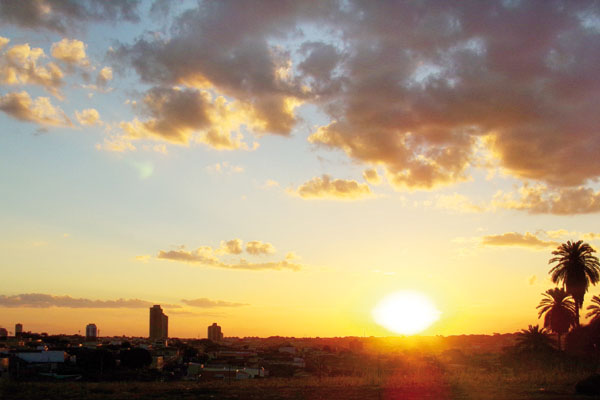 O sol se despede do dia para dar lugar à noite em Franca.