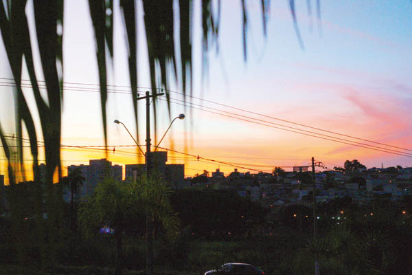 O entardecer pinta de laranja o céu de Franca.