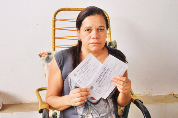 Ângela Maria reclama da demora para conseguir agendar um exame no braço