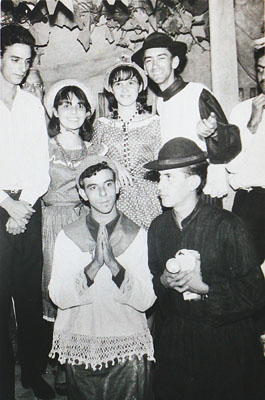 A colaboração é do nosso amigo João Miguel Rodrigues Garcia, o Miguelzinho do Itaú, com esta foto do saudoso Jahir, feita no mês de junho de 1964, numa festa junina que aconteceu ali na região da Cidade Nova. Ajoelhado, o “coroinha”, Wanderlei Silva (Tico