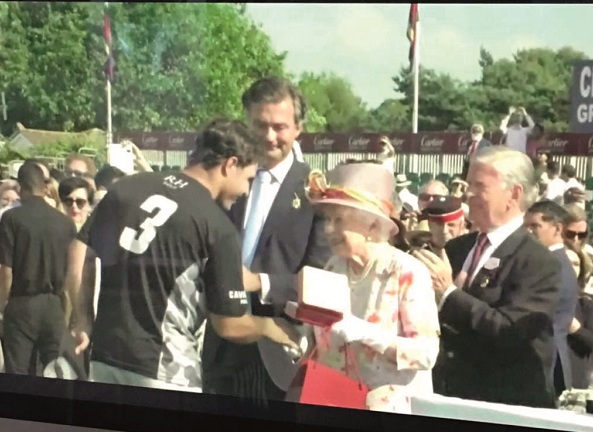  A foto mostra o jovem e brilhante jogador de Polo, o francano Rodrigo R. Andrade, recebendo um troféu conquistado na Inglaterra, das mãos da Rainha Elizabeth. 
