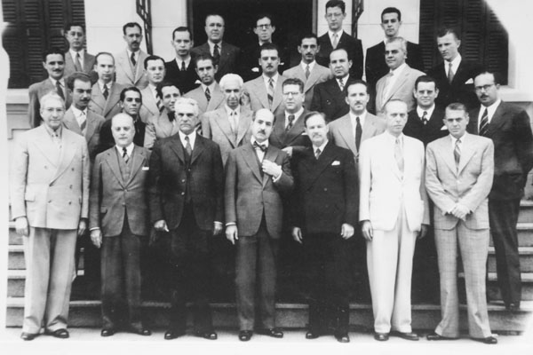 Ainda em homenagem aos 120 anos da Santa Casa de Franca, temos esta foto com alguns de seus pioneiros, vários deles identificados pelo amigo Carlos Lima. Da esquerda para a direita, de cima para baixo: Fernando Faleiros Lima, Amélio Rosa Barbosa, Valerian