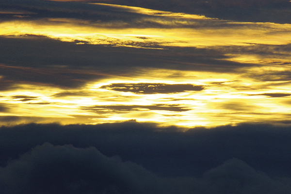 E o céu se pinta de amarelo para se despedir do dia.