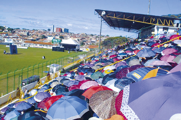 Em dia de sol quente, o guarda-chuva dá um alívio no calor.