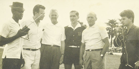 Esta foto foi feita no campo do Palmeirinhas, num jogo amistoso entre Francana e São Paulo, no ano de 1964. Aparecem da esquerda para a direita: Renato Valim (antiga PRB-5), Silva Neto (narrador), Demétrio Soares (técnico da Francana), Carlos Drumont da C