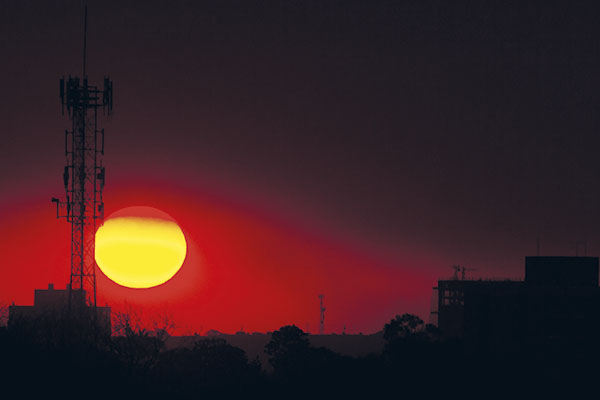O céu parece até ter sido pintado para embelezar o sol ainda mais. 
