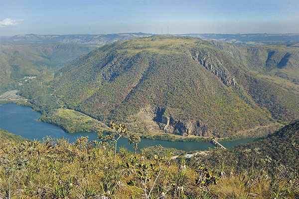 De longe o Rio Grande, em Peixoto, parece tão pequeno. 