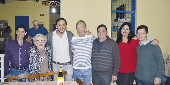 No Jantar dos Pais organizado pela Rádio Difusora, na Cozinha da Fazenda, o diretor Rodrigo Henrique com Enilson Soares, Valdes Rodrigues, Éverton Lima, Reinaldinho Corrêa, Cintia Flávia e Patricia. Foto by Rose Victal