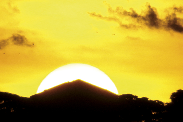 E o sol pinta o céu de amarelo para se despedir do dia.