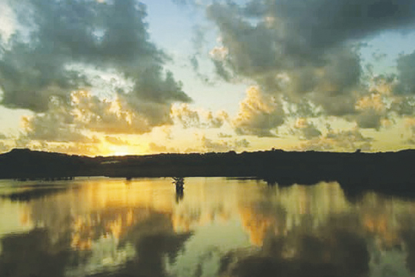 É como ver o céu refletido na água. 