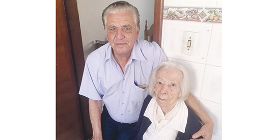 Na próxima sexta-feira, 2 de setembro, dona Elvira N. Calixto, matriarca da Família Calixto, ligada a Ribeirão Corrente e Franca, vai estar completando nada menos que 103 anos de vida. Viúva do sr. Felipe Calixto, tiveram os filhos Romeu, Roberto, Rubens 