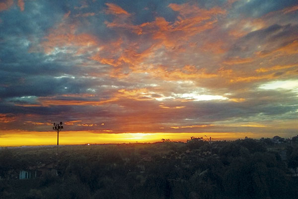 O céu se pinta de amarelo e laranja para se despedir do dia. 