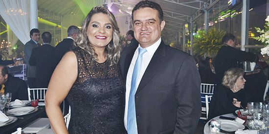 Advogados puro entusiasmo, sempre nossos grandes colaboradores da E.P com seu grupo Med-Clin , Benevida e Laboratório Bio-Analise. Diretor Rogério Barbosa e Castro, Fernanda Peixoto e Castro (com Noedi e Samuel) presentearam com ricas taças a E.P
