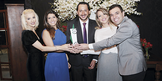 O diretor Executivo do Comércio e Difusora, Rodrigo Henrique, com os diretores da Impec e Vila Toscana, Eduarda, Amanda, Paula e Orlando Júnior