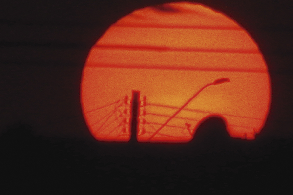 O sol pinta o céu de laranja para se despedir.
