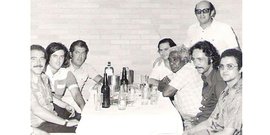 Esta foto me foi cedida pelo Ricardo, sua mulher Francesca e a filha Bruna, lá do JK do Pajé, uma vez que ele é filho do saudoso Fauze Mussalem, do antigo Restaurante Pajé. A foto foi tirada naquele conhecido restaurante, aparecendo no sentido horário: Pu