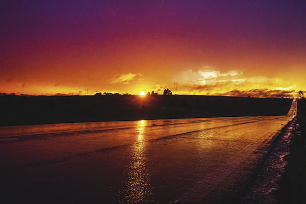 Lindo pôr do sol na rodovia João Traficante