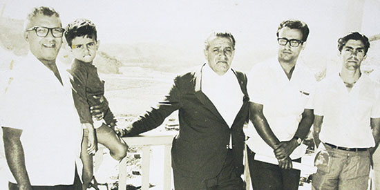Esta foto foi feita no dia 23 de abril de 1968, pelo Rigolletto, registrando a instalação da agência do Banespa no canteiro de obras da Usina do Estreito. Aparecem, da esquerda para a direita: Tenente Hipólito José Mutran, tendo ao lado um garoto que prov