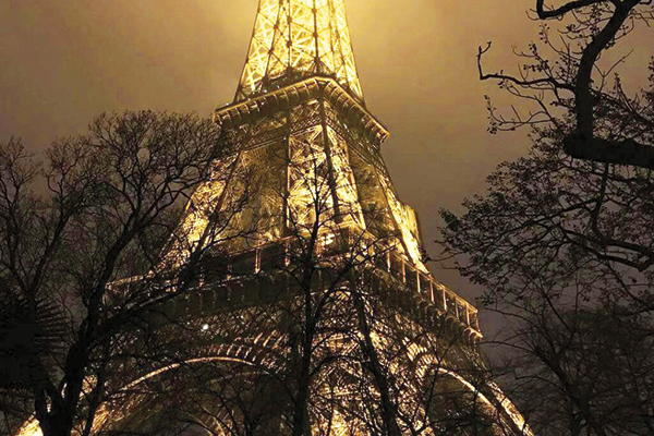 Um dos principais cartões-postais do mundo, a Torre Eiffel, em Paris, fica mais bonita ainda no período noturno