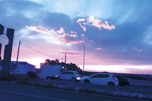 Pôr do sol traz nuances de cores nas proximidades da Unifran