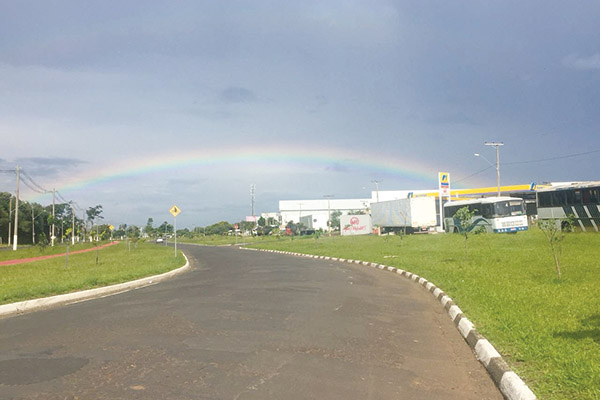 O arco-íris chama a atenção em avenida de Franca