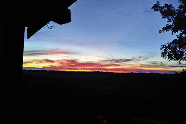 Pôr do sol estonteante visto de chácara na saída para Claraval