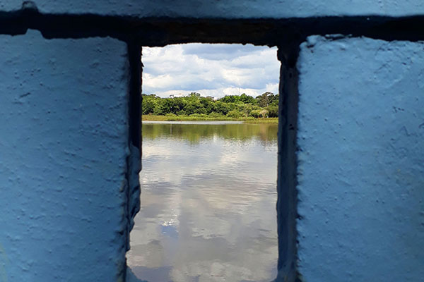 Do outro lado do muro, há uma bela paisagem...