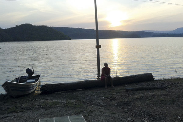 Uma canoa, um lago e o resto é só paz...