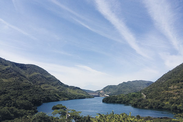A natureza engrandece do outro lado da janela