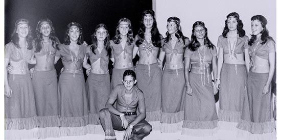Esta foto, enviada pela Márcia Anawate Kuri, mostra um bloco carnavalesco que brincava o Carnaval do ano de 1974 no Clube de Campo da Franca. Da esquerda para a direita: Marta Schirato, Marta Jacinto, Bete Melo Aires, Nelise de Paula, Márcia Anawate Kuri,