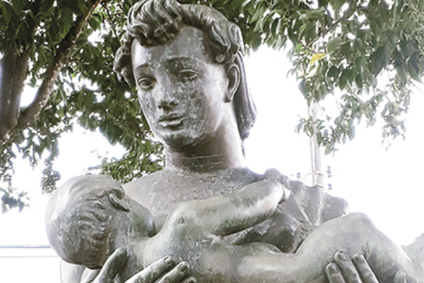 No Dia das Mães, a imagem da estátua que homenageia as mães...