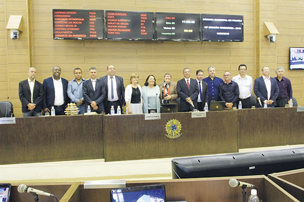 A homenageada Maria Margarida Borges Pansani (centro), com vereadores e convidados