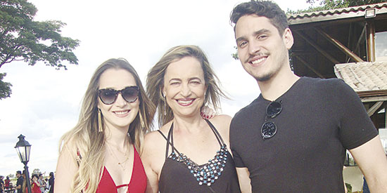Daniela Sardini (médica) e filhos Andressa e Stéfano (futuros médicos)
