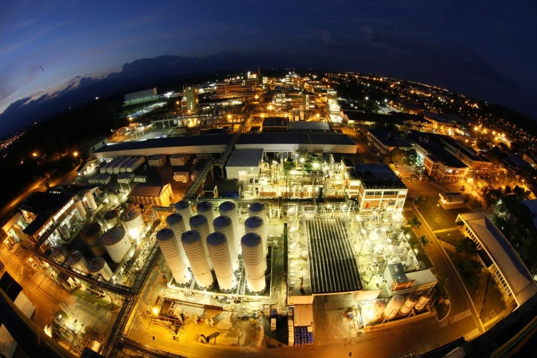 Gigante. Visão aérea e noturna do complexo da Basf, em Guaratinguetá, que produz matérias-primas para setores como o automotivo