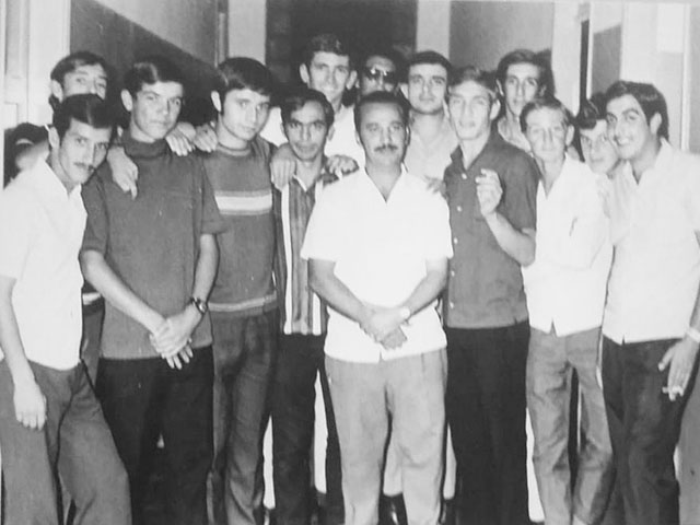 A foto que mostramos hoje foi feita no decorrer dos anos 70, nas dependências do antigo Ateneu, quando da formatura de uma das turmas de alunos