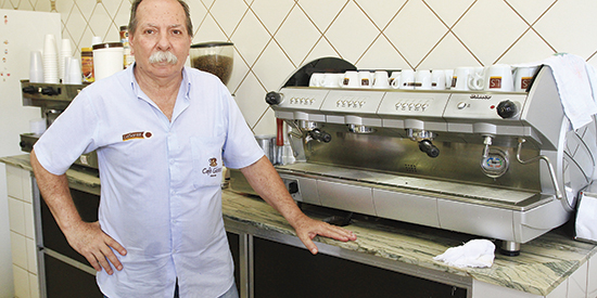 Aniversaria hoje o leitor e amigo Élcio Elias, comandante do Café Globo da Praça Barão
