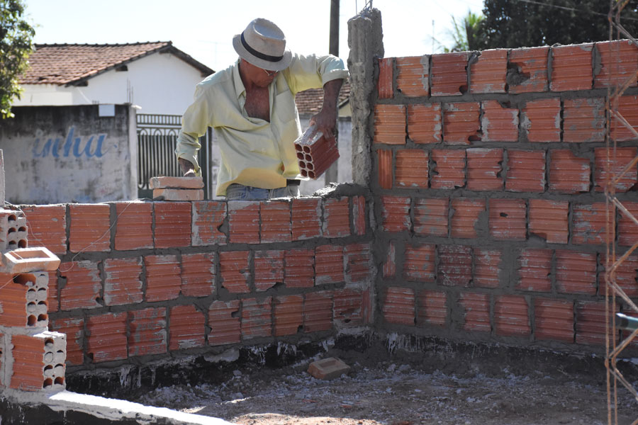 Operário da prefeitura trabalha na reconstrução de obra no ecoponto atacado por vândalos / foto: Lázaro Jr.
