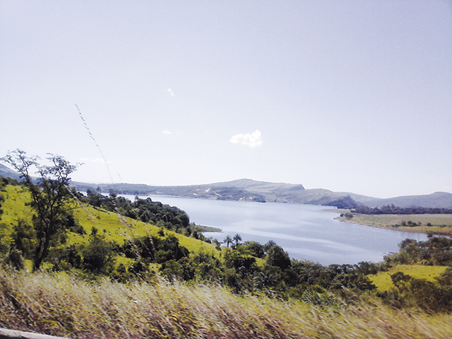 Uma linda paisagem às margens de um belo lago.