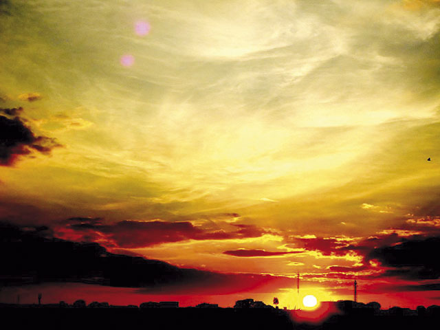 O entardecer 'pinta' o céu de laranja e amarelo...