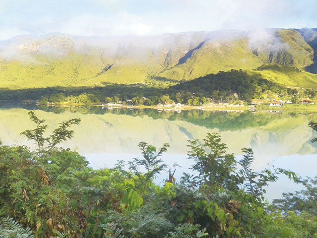 Um lindo lago 'escondido' entre as montanhas...