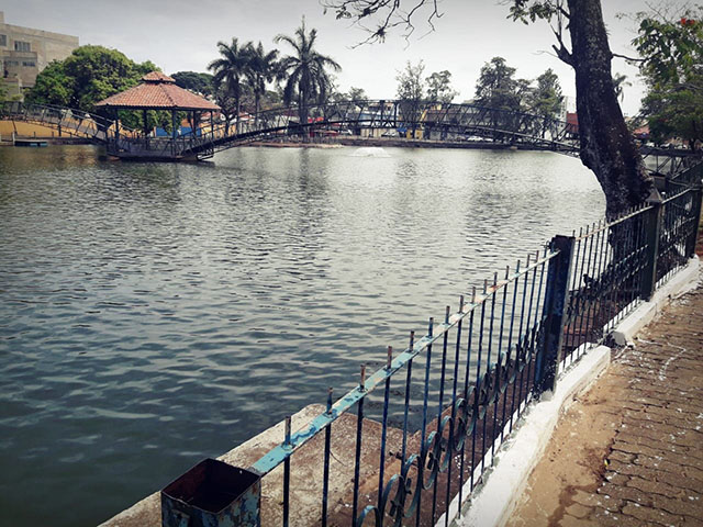 O lago no meio da cidade dá um frescor para quem passa
