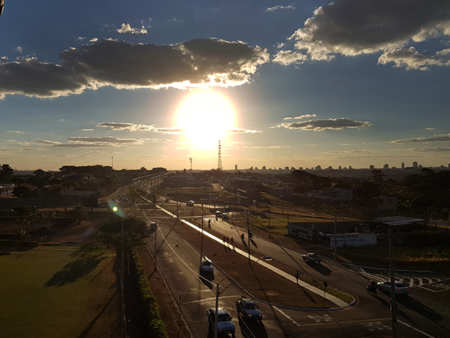 E o sol se despede de mais um dia...