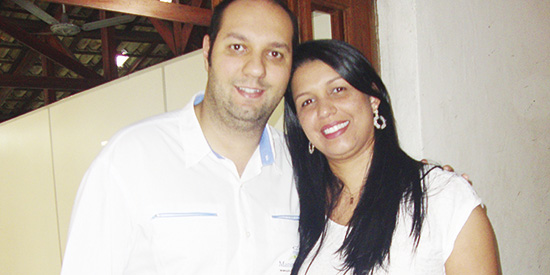 Gabriel Caparelli (que chegou de especial viagem a Itajubá) e a namorada Letícia Martins